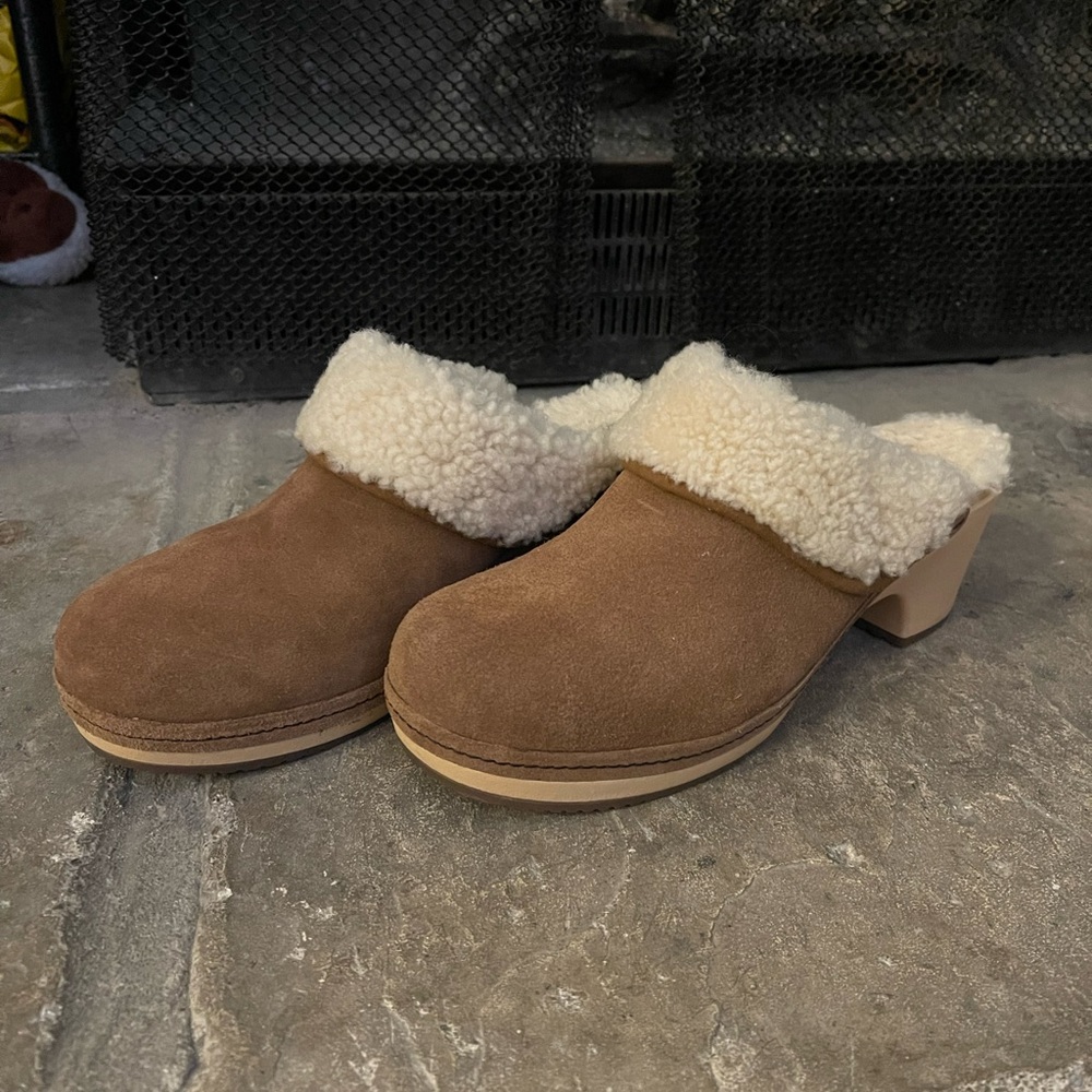 Crocs Sherpa lined Suede Clogs Never Worn